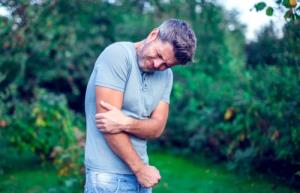 Smerter i albuen, lynende smerter som kommer når en løfter